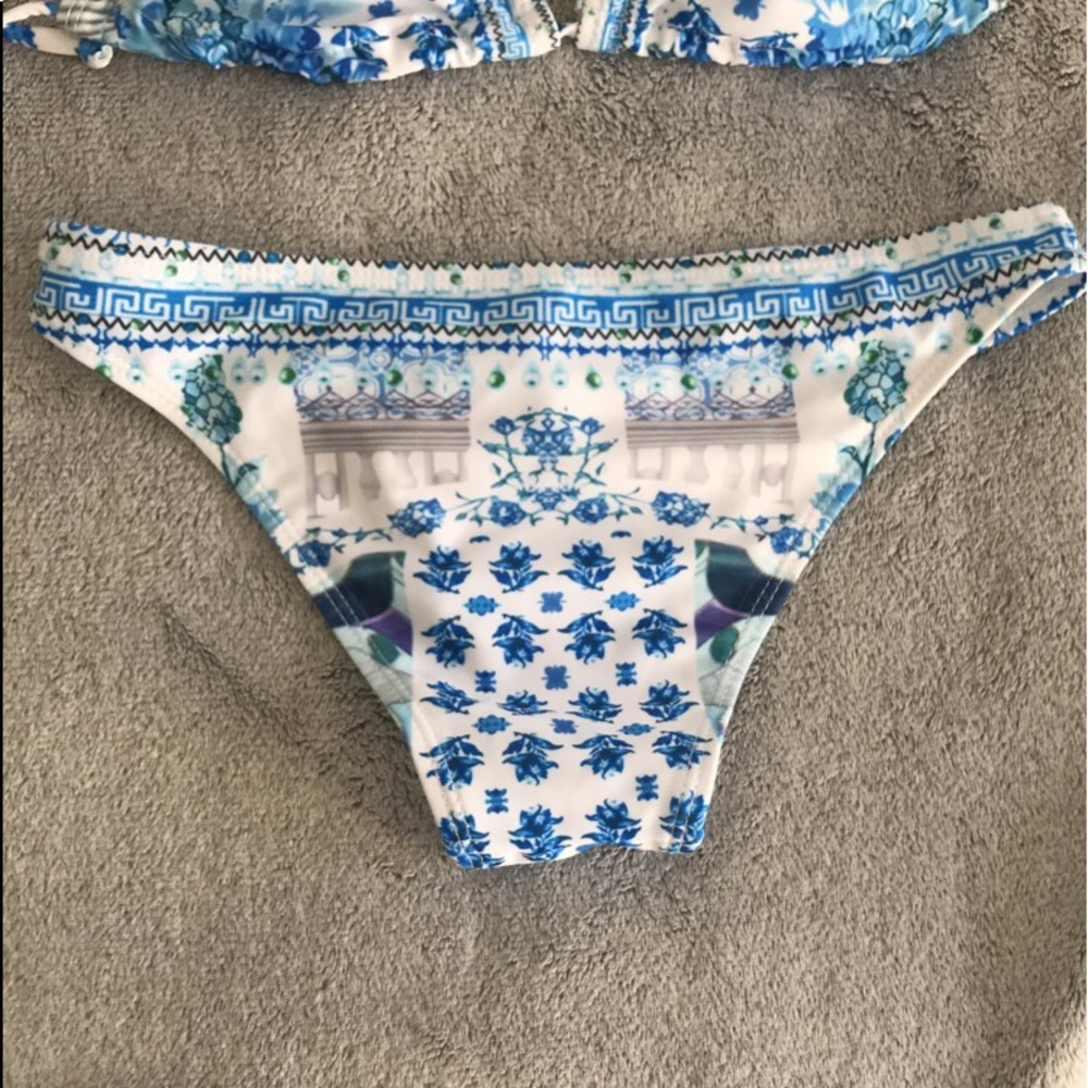 breezy bikini - Picture 3 of 3